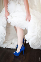 Невеста показывает туфли, поднимая свадебное платье