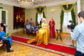 В Дворцовый павильон 1825 года входит Императрица и Самодержица Всероссийская Екатерина Великая