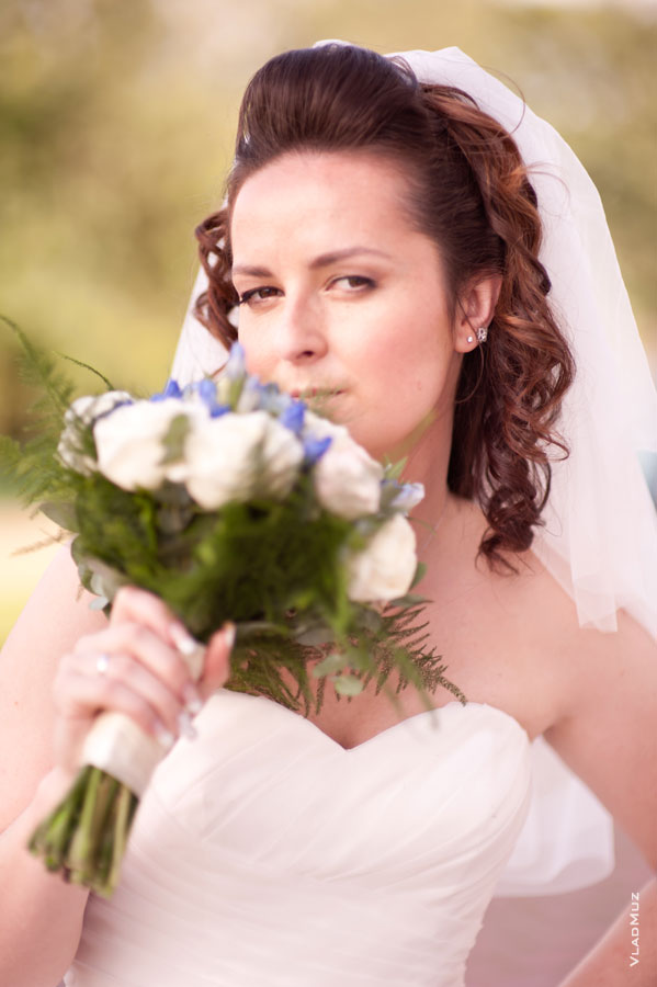 Фотопортрет невесты с букетом крупным планом