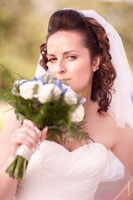 Фотопортрет невесты с букетом крупным планом
