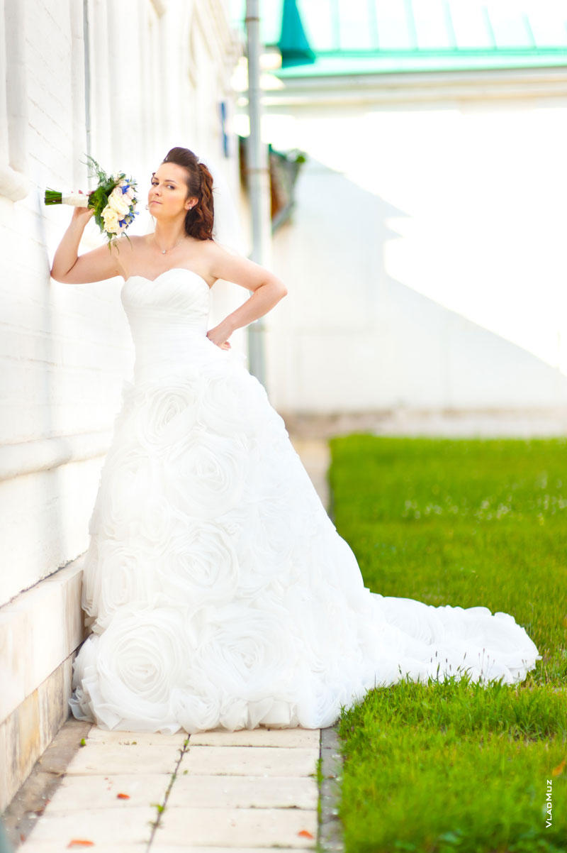 Фотопортрет невесты с букетом в полный рост