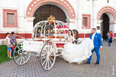 Фото жениха и невесты у кареты в Коломенском