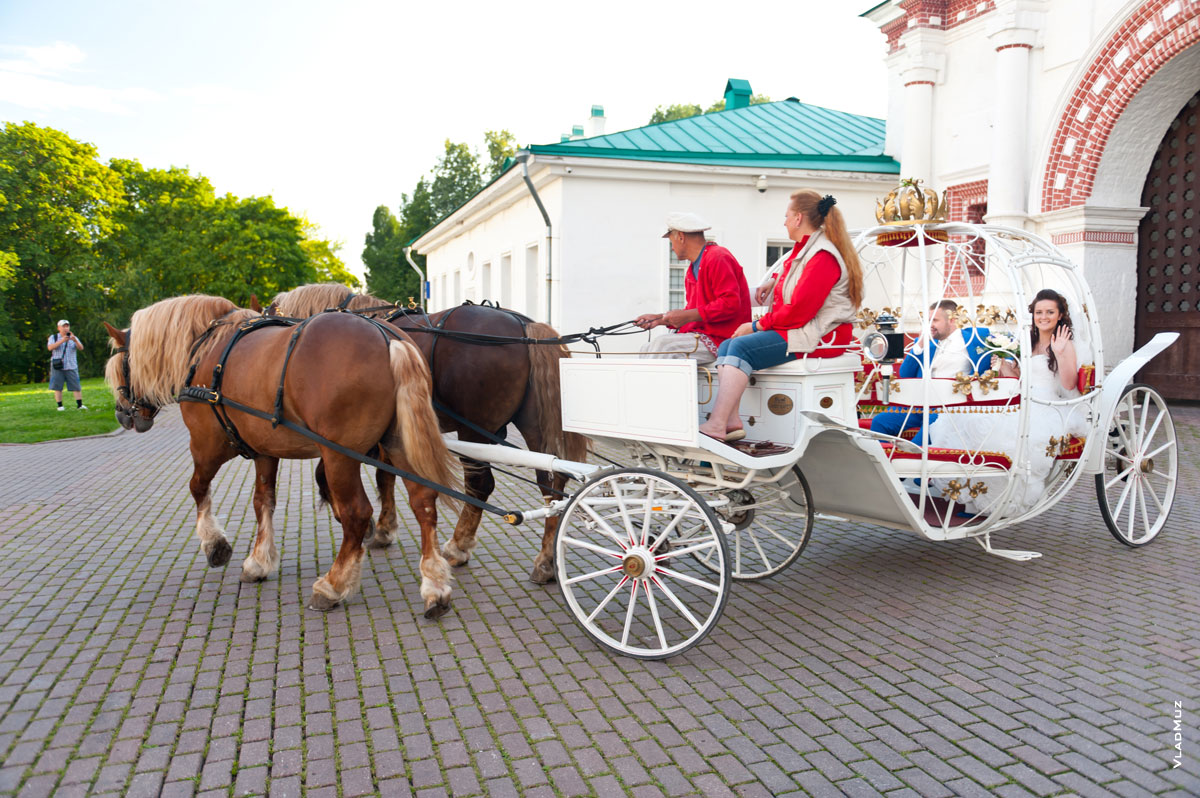 Фото начала свадебной прогулки в карете по усадьбе Коломенское в Москве