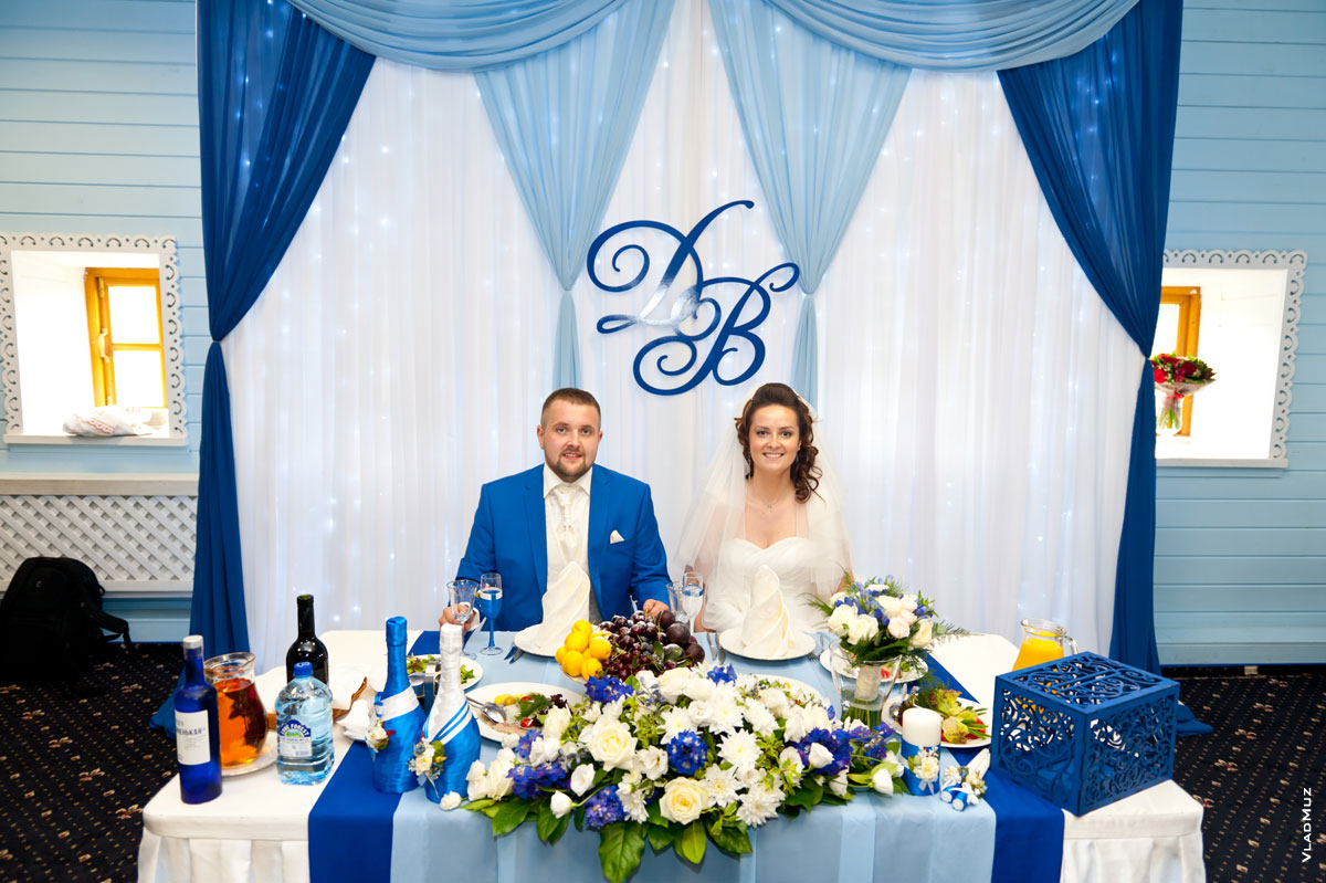 Фото жениха и невесты за столом в Голубом зале ресторана в Коломенском