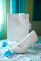 Белые туфли невесты, свидетельство о регистрации брака вдали и подвязка невесты