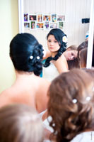 Фото сборов невесты утром у зеркала
