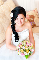 Фотопортрет невесты с букетом (с верхней точки) перед приходом жениха