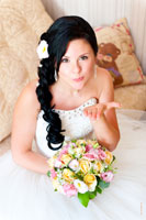 Фотопортрет невесты с букетом и воздушный поцелуй в кадре