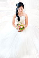 Фотопортрет невесты с букетом сверху в платье в самых светлых тонах