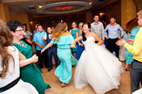 Невеста танцует с подругами