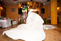 Танец девушки на свадьбе в огромном белом платье