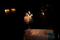 Свадебный торт выносят в темноте с горящими бенгальскими свечами