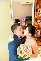 Фото жениха и невесты с букетом в объятиях в квартире