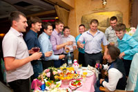 Друзья собрались за свадебным столом жениха, чтобы поднять тост