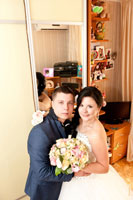 Фото свадебной пары в комнате невесты