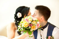 Фото поцелуя жениха с невестой под прикрытием букета (потому что грешно смотреть, как другие целуются)