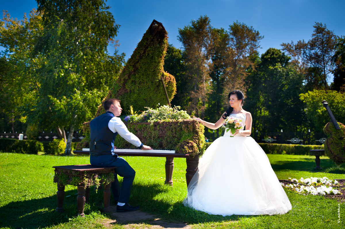 Фото жениха за роялем и невесты рядом на лужайке у ДК Калинина в Королеве