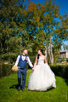 Фото свадебной прогулки жениха с невестой на лужайке у ДК Калинина в городе Королеве