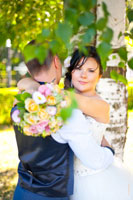 Фото невесты с букетом в объятиях с женихом