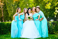 Веселое фото невесты с подружками на лужайке