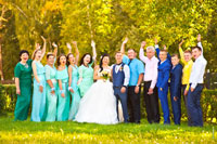 Лето, свадьба, овации! Веселое групповое свадебное фото молодоженов с друзьями на лужайке в парке