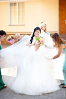 Чистка свадебного платья у невесты поднимает настроение