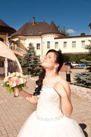 Невеста с букетом перед торжественной регистрацией брака открыта солнцу
