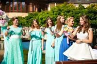 Девушки с колокольчиками встречают невесту. Торжественная церемония регистрации брака началась