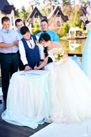 Фото жениха с невестой во время росписи регистрации брака