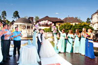 Свадебный поцелуй жениха с невестой, «горько!» и овации во время тожественной регистрации брака в «Дворянском гнезде»