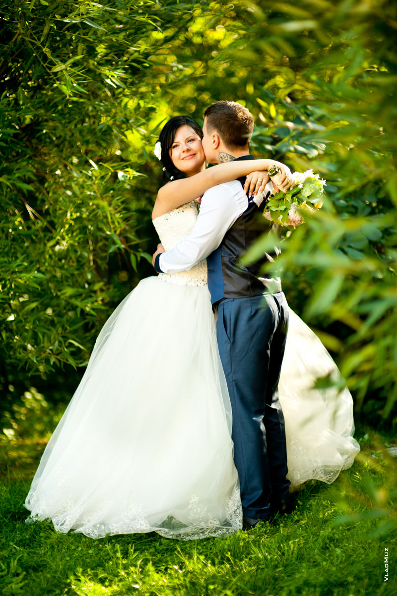 Фото свадебной пары в парке отеля «Дворянское гнездо»