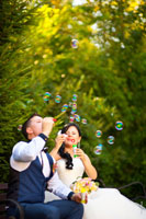 Мыльные пузыри — это отличное занятие для свадебной прогулки, так как можно присесть и отдохнуть