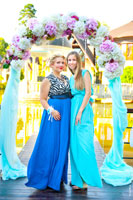 Фото двух девушек на фоне цветочной свадебной арки