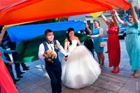 Эта репортажная часть свадебной фотосессии получилась яркой благодаря цветным тканям и девушкам в ярких платьях
