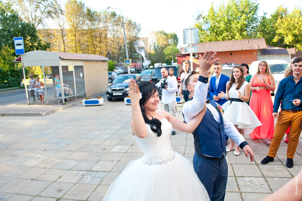 Потом молодожены бросают свадебные бокалы назад через плечо — на счастье