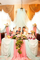 Фото жениха с невестой за свадебным столом в ресторане «Бульвар»