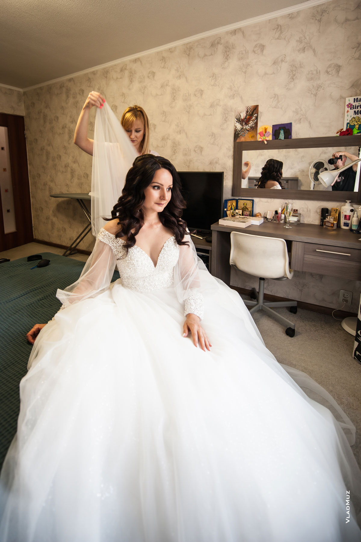 Фото невесты в свадебном платье во время подготовки к свадьбе
