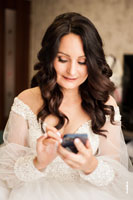 На фото невесты с телефоном хорошо виден свадебный макияж