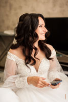 Фото веселой и красивой невесты с телефоном