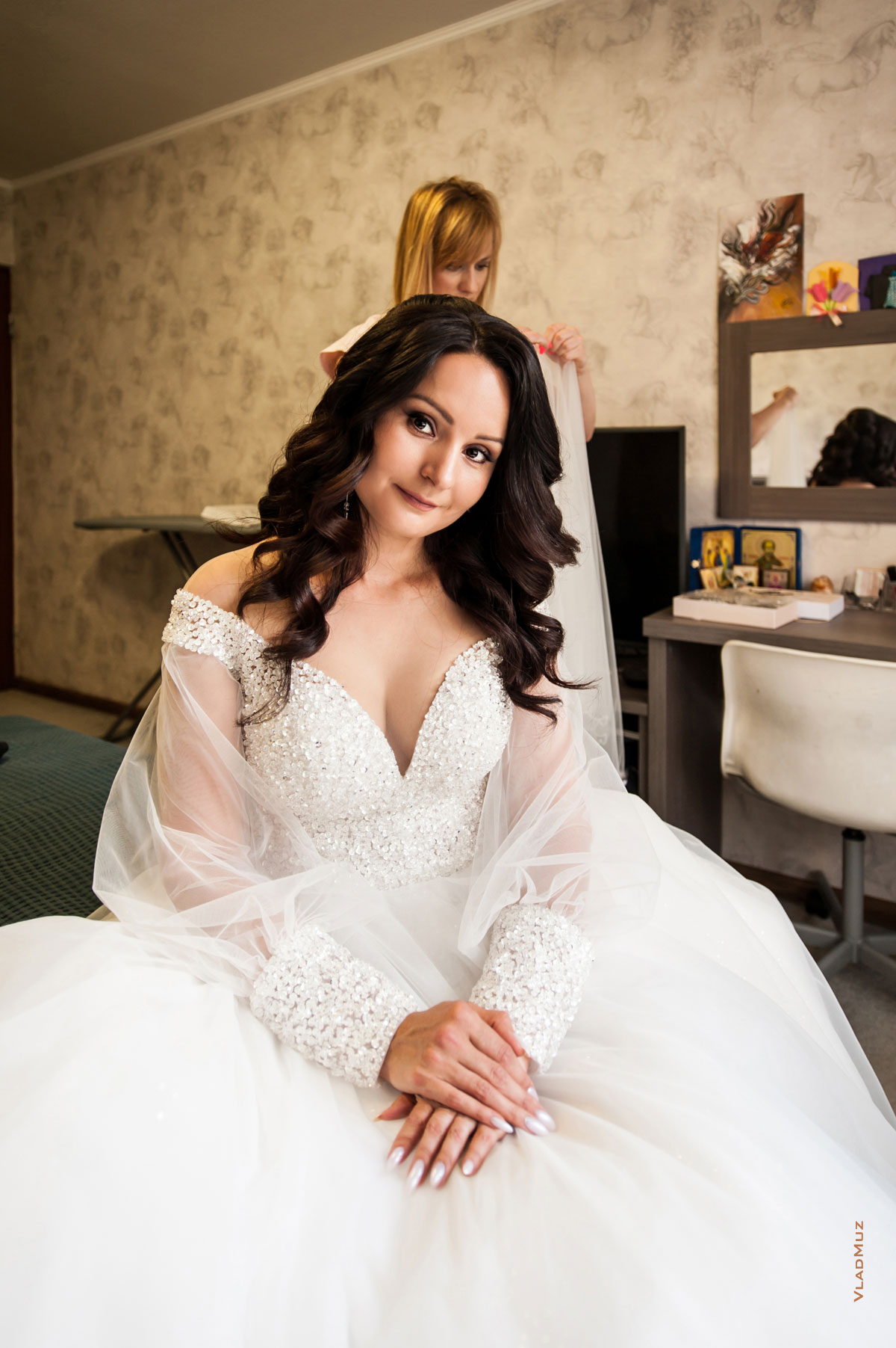 Фото жениха, входящего в комнату невесты