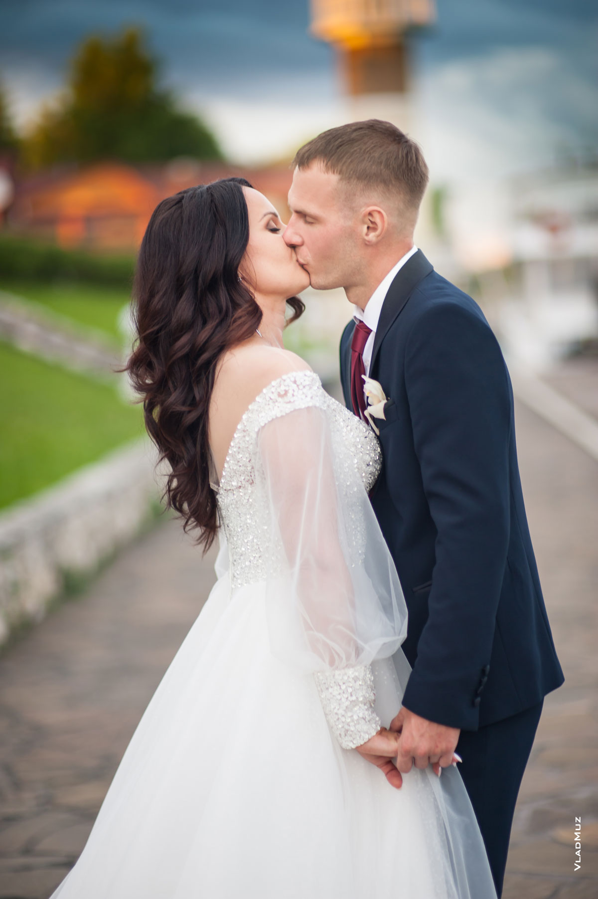 Заключительное фото свадебной прогулки: свадебный поцелуй молодоженов
