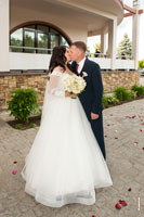 Свадебный поцелуй молодоженов перед рестораном «Белый берег»