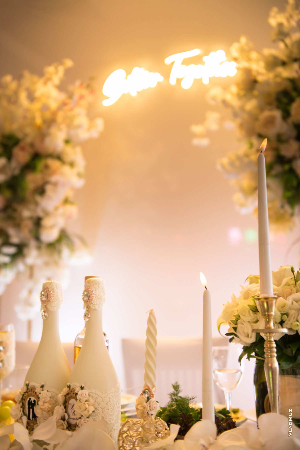 Фото свадебного стола и декораций на столе жениха и невесты в ресторане «Белый берег» (Раменский район, с. Верхнее Мячково)