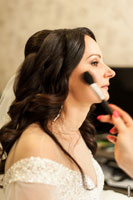 Фото невесты в профиль и кисти визажиста у лица