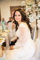 Фото красивой невесты за свадебным столом