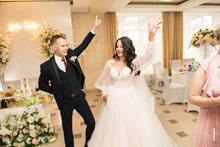 Репортажное фото танцующих жениха и невесты в ресторане «Белый берег»