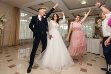 Репортажное фото свадебной дискотеки в ресторане «Белый берег»: танцующие гости и жених с невестой