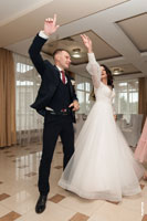 Репортажное фото танцующих жениха с невестой во время свадебной дискотеки в ресторане «Белый берег»