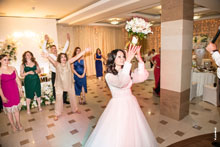 Очень смешной репортажный свадебный момент: невеста бросает букет, а подружки (и не только) готовы его ловить