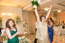 Фото радости и оваций сестры невесты, поймавшей свадебный букет